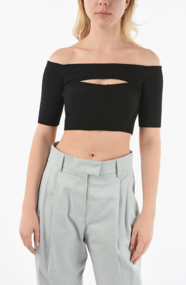 Atasan cropped dengan potongan off-shoulder